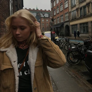 Manchester jacka  - Varm, beige Manchester jacka som passar perfekt till både höst och vinter. Den är tjock, fodrad och samtidigt skitsnygg. Från BikBok. 