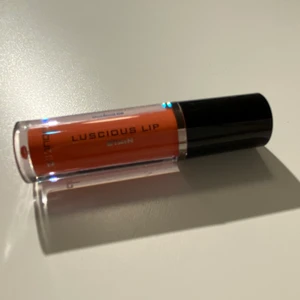 Doucce Luscious lip satin-Passion peach - Swatchad på handen, i övrigt oanvänd