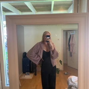 Jacka - Endast använd en gång. Storlek 38 och säljs för 150kr, hämtas i Långedrag eller kan eventuellt mötas upp vid Göteborg central🌸 har swish