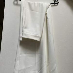 Säljer dessa snygga basic vita kostymbyxorna. Ett MÅSTE i gaderoben! 🌺🌺