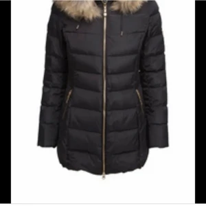 Hollies jacka - Andvändes en sesång, den är i jätte bra skick, jackan kommer med både den bruna och vita pälsen 