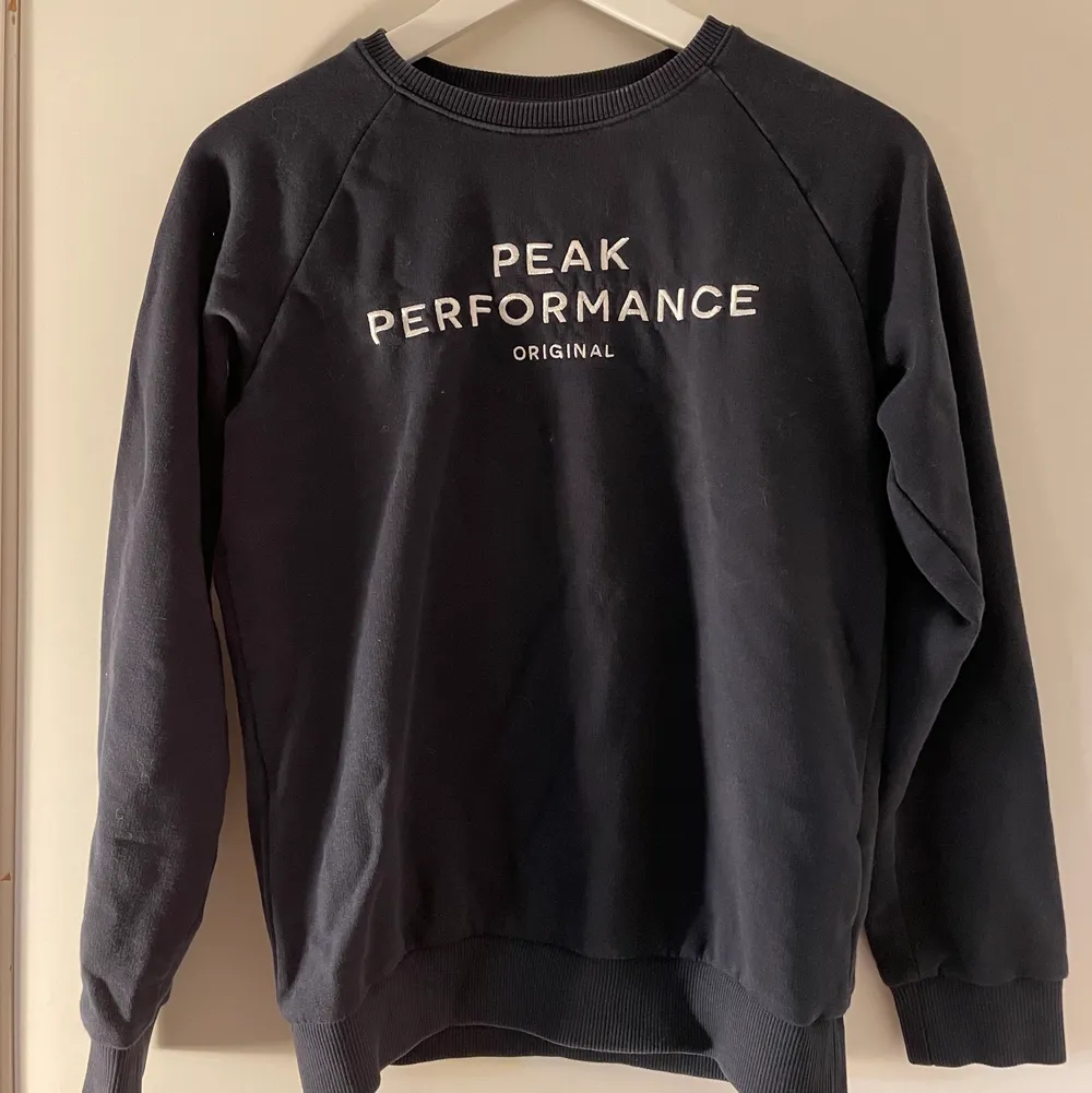 Marinblå sweatshirt från Peak Preformance, är i storlek 150 men passar bra som en XS. Köparen står för frakten💖. Hoodies.