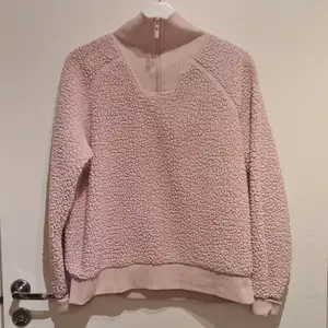 Rosa mysig fluffig fleece i storlek M