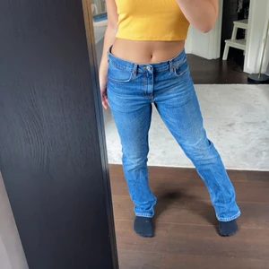 Låmidjade jeans  - Lågmidjade jeans, urtvättad mörkblå färg. Knappt använda, är ca 160 lång och dem är lite långa på mig som ni ser. 