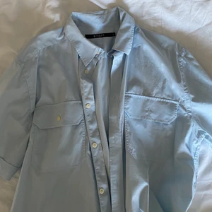 Tiger of sweden skjorta - Kortärmad skjorta ifrån Tiger of sweden, storlek XL men som en oversized M. Köparen står för frakt💓