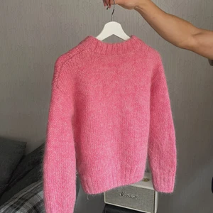 Mohair Blend Stickad - Väldigt populär och slutsåld mohair blend rosa stickad tröja! Budas just nu hos en annan användare för 600 kr 💖✨ Använd endast två gånger, så i princip som ny! 💖