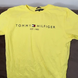 Tommy Hilfiger  - Gul och höstig Tommy Hilfiger T-shirt. Kostade runt 300 när jag köpte den och inte använd så mycket. Säljer den för 100 kr och T-shirten är i storlek M.