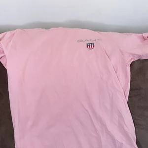 Gant t-shiit  - Söt Gant T-shirt som jag köpte för 1,5 år sedan från KidsBrandStore, otroligt bra kvalitet men använder inte längre, därför vill jag sälja. Storlek: M och känns som M. Pris: 100, köpt för ca 350-400 kr 