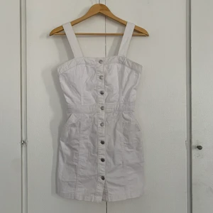 Klänning  - Vit klänning med knappar från NA-KD. Storlek S 💫