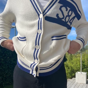 Sandro Paris cardigan - Köpt från Sandro förra sommaren. Använt max 2 ggr och är därför som ny. Storlek 1 (oversized på mig som är 1.87 cm lång). Nypris 3500kr, säljes för 1300kr. 