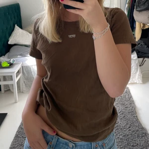 Brun esprit t-shirt - Jätteskön brun t-shirt från esprit! Bra basplagg i garderoben och passar xs-m skulle jag säga😊 köpare står för frakt!