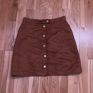 En brun mocka kjol  - Kjolen är från H&M. Superfin och skön. Storlek:36. Har använt ganska många gånger men fortfarande i väldigt bra skick!