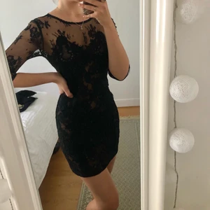 Ida Sjöstedt klänning - Svart spets klänning från Ida Sjöstedt med öppen rygg!! Sparsamt använt och i super bra skick! Ordinarie pris 1750kr men jag säljer den för endast 599kr 😍 Den passar perfekt till fina middagar, event och fest! 