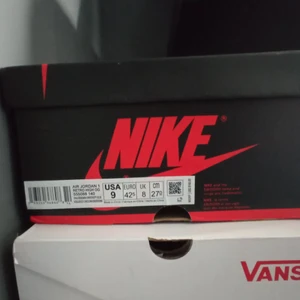 Jordan 1 high obsidian - Helt nya aldrig använda kvitto finns inte för köpt från annar privatperson som bara hade digitalt kvitto storlek 42,5 kontakta för mer info