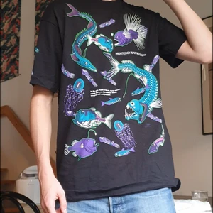 Vintage t-shirt - Vintage t shirt i Storlek L                                                                         jag är ca 184 och väger ca 65kg                                    tröjan är i nyskick och lyser i mörkret!