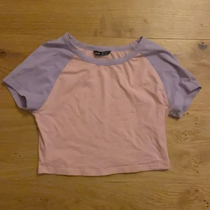 Shein - Säljer denna fina topp från shein. Andvänd typ 1-2 gånger. Köpte för ungefär 50-60kr. Säljer denna för 20kr. Köparen står för frakt✨