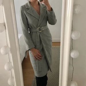 Ivyrevel Kappa - Super snygg ull kappa från Ivyrevel med guldetaljer på bältet. Den är i väldigt fint skick och är endast sparsamt använd. Den är lite skrynklig på bilden då den har legat oanvänd i garderoben! 