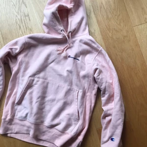 Champion hoodie - INTRESSEKOLL! Så himla fin rosa championhoodie, är tveksam på att sälja då jag älskar den men kommer inte direkt till användning längre. Så himla skön med stor luva. Storlek S men oversize (är normalt S o den är lite stor på mig). 💘💞 Inte ett helt bestämt pris, kollar om nån är intresserad!! 