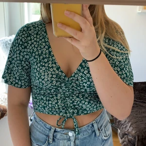 H&M grön topp - Supergullig grön blommig topp som aldrig är använd💚 frakt tillkommer 