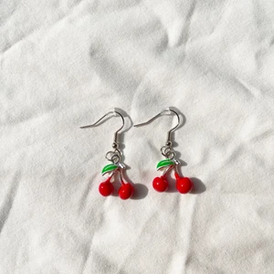 Handgjorda örhängen  - Handgjorda örhängen med små söta körsbär 🍒 Checka in min webbshop https://www.beadedful.com/ för fler vackra handgjorda smycken! 