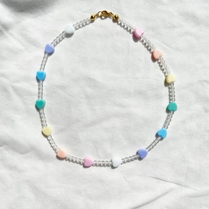 Handgjort halsband  - Supergulligt halsband med små pastellfärgade hjärtan som jag har gjort själv! 💗 Checka in min webbshop https://www.beadedful.com/ för fler vackra handgjorda smycken🌸