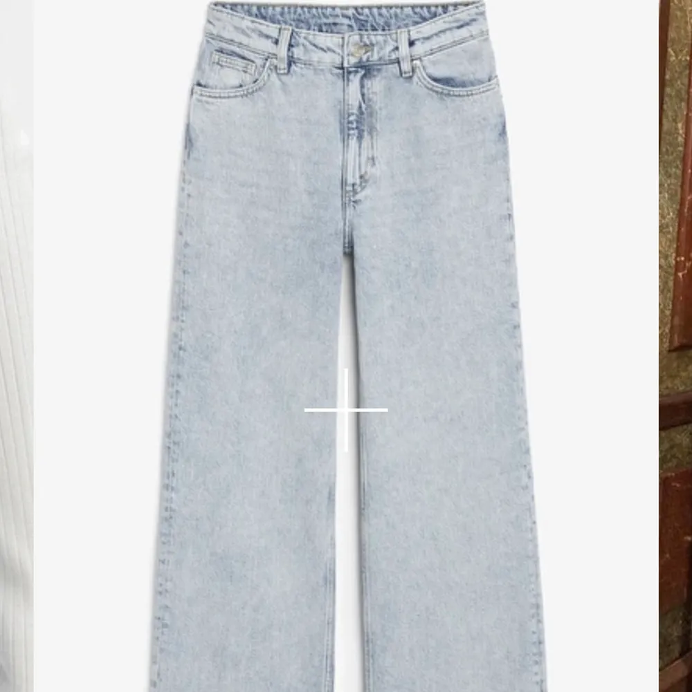 Säljer dessa ljusblåa vida jeans från monki i modellen yoko, säljes pga inte min stil. Bra i längden på mig som är ca 170, når ner till golvet!💕 Storlek 24, motsvar xs, 100+frakt. Ordinariepris: 400. Jeans & Byxor.