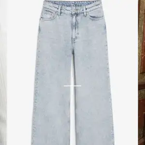 Säljer dessa ljusblåa vida jeans från monki i modellen yoko, säljes pga inte min stil. Bra i längden på mig som är ca 170, når ner till golvet!💕 Storlek 24, motsvar xs, 100+frakt. Ordinariepris: 400