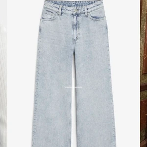 Ljusblåa vida jeans - Säljer dessa ljusblåa vida jeans från monki i modellen yoko, säljes pga inte min stil. Bra i längden på mig som är ca 170, når ner till golvet!💕 Storlek 24, motsvar xs, 100+frakt. Ordinariepris: 400