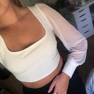 Vit topp med meshärmar - Suuuupersöt vit topp med meshärmar från boohoo, jättefin passform!! Strl 36, finns en liiiiten fläck på ryggen som knappt syns och kan gå bort i tvätten<3 ❌finns många fler annonser!!!!❌