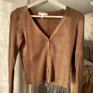 Mysig tröja och matchande kjol  - 100kr styck eller 160 för båda , storlek M 