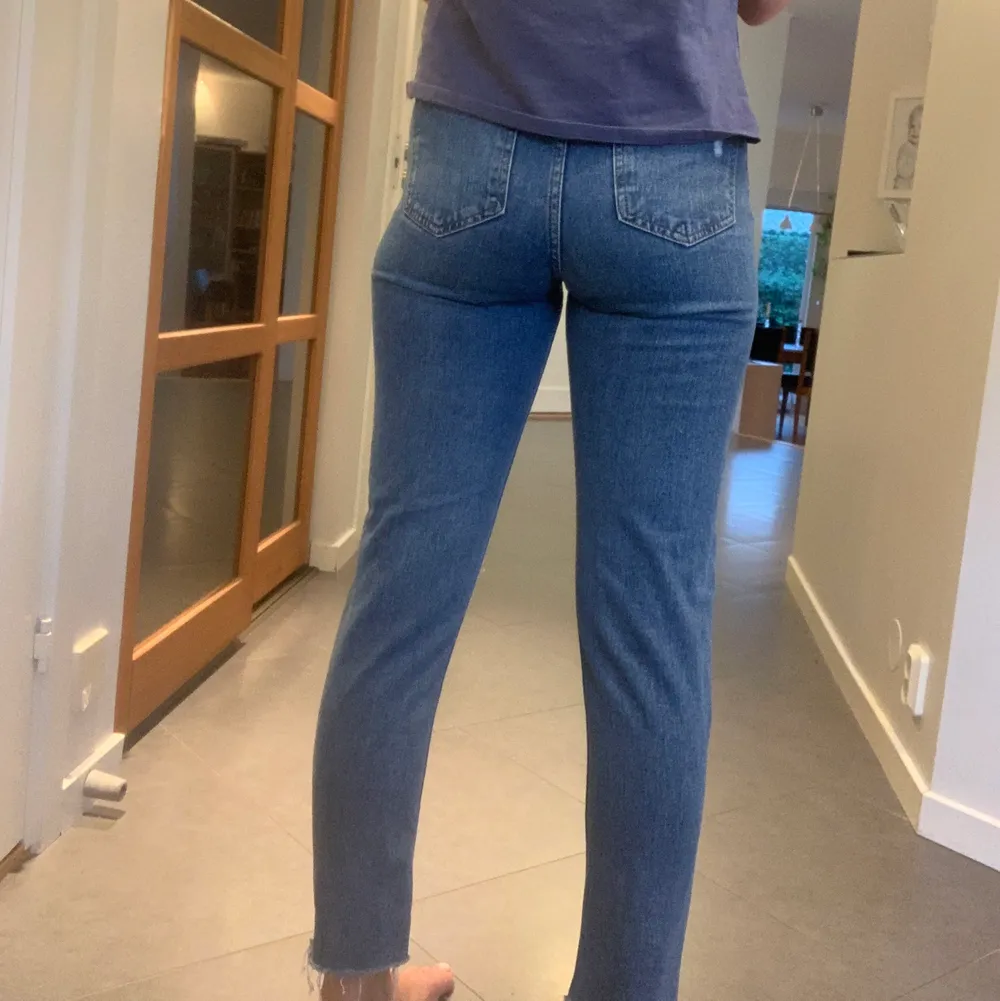 Jätte fina mom jeans från na-kd med hål på knäna. Garderob utränsning, kolla andra annonser!. Jeans & Byxor.