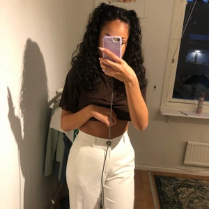 Zara kostymbyxor vita - Ett par skit fina kostym byxor från Zara. Aldrig använda och prislappen är på!! Kan frakta och mötas upp☺️