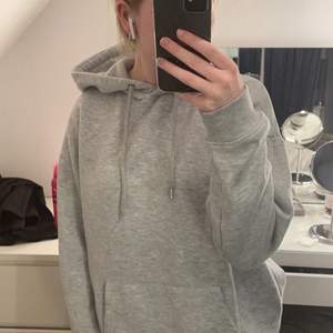 Säljer denna gråa oversized hoodie från nly trend. Andvänd typ 2 gånger så den är i nyttskick💕 nypris: 299kr 