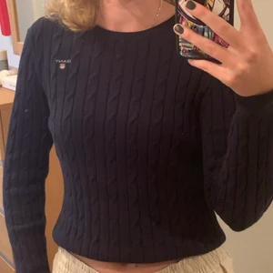 Kabelstickad tröja - Jätte fin kabelstickad tröja från Gant i marinblå färg. Garderob utränsning, kolla andra annonser!