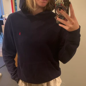 Hoodie - Snygg marinblå Hoodie från Ralph Lauren med ett rött märke. Garderob utränsning, kolla andra annonser!