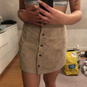 Beige kjol  - Superfin beige mocka kjol i storlek xs, skriv för fler bilder🌸💓 