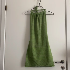 Trendig grön klänning  - Helt oanvänd, säljer pga den var för liten. Obs! Liten i storleken men i väldigt gott skick