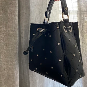 Väska med nitar  - Säljer min väska som tyvärr inte kommer till användning längre! Superfin och i väldigt bra skick. Rymmer väldigt mycket 👌🏼 