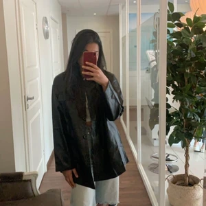 Lång Skinnjacka - Säljer min skinnjacka som är lång. Man får även med ett band och knyta i midjan. Använd 1 gång. 