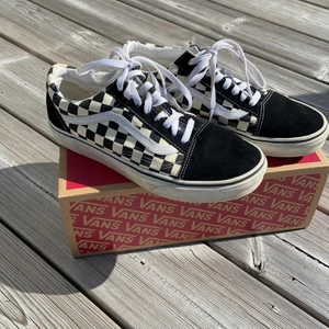 Skor - Säljer ett par vans skor som knappt är använda! Storlek 39 nypri är ca 800+. Pris kan ändras beroende på vad köparen kan tänka sig att ge!!
