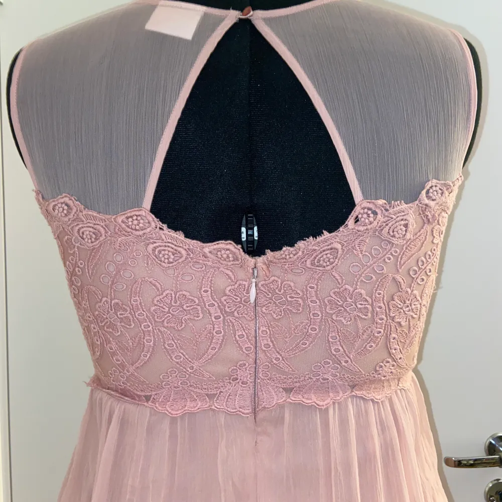 Rosa spets balklänning från Vila med knapp och dragkedja bak, aldrig använd. Köptes för 800kr.. Klänningar.