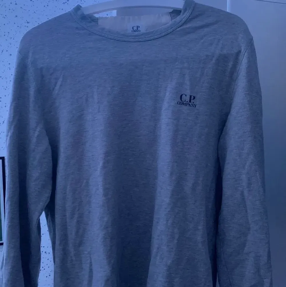 Cp company sweatshirt som jag aldrig använder och som jag vill bli av med. Ordinarie pris 800-1000kr men eftersom jag vill bli av med den blir de billigt.. Tröjor & Koftor.