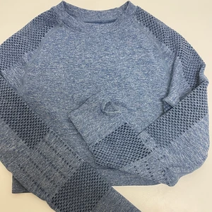 Träningstopp blå - En likadan träningstopp som den på bilderna till höger, fast just denna är i blå färg som man ser på den första bilden. Som tidigare nämnt så sitter de otroligt fint och är jätte bekväma att träna i, och den framhäver verkligen kroppsformen😍 Den är i väldigt gott skick då den inte används så ofta då jag inte passar så fint i blått men jag vet att andra kan vara väldigt fina i den! 