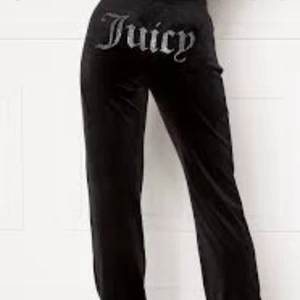 Juicy byxor (nästan nya)  - Jättefina byxor så är så otroligt sköna, säljes då de inte kommer till användning. Använda cirka 2-3 gånger och är i jätte bra skick. Nypris ca 1000 kr. Är storlek S men passar de flesta 