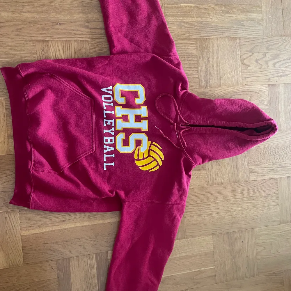    Röd vintage hoodie ”CHS volleyball”, stl S. Inga fläckar eller defekter. Pris : 249    Köpare står för frakt Mvh Arvid. Hoodies.