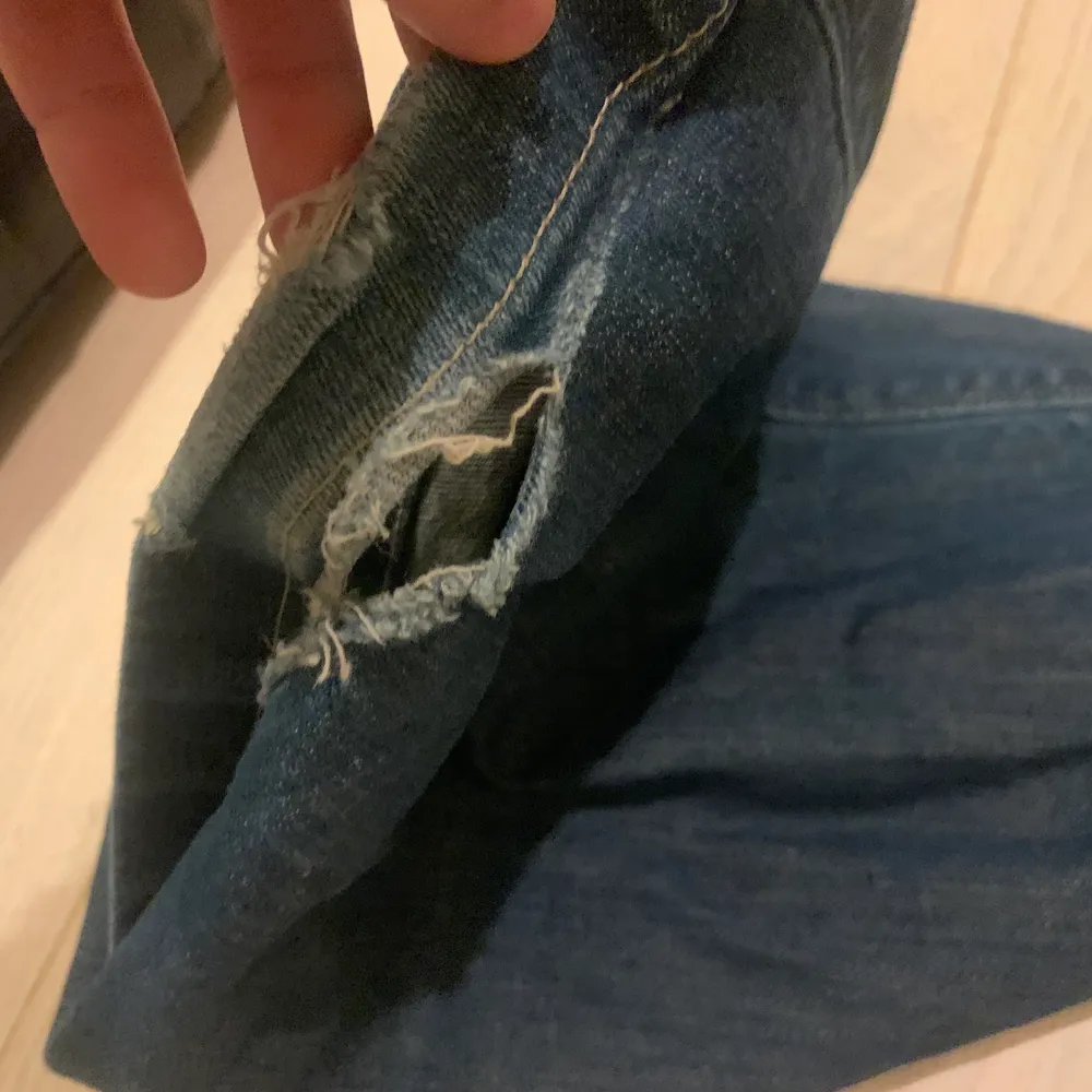 Säljer dessa assnygga low Rise/mig Rise flared jeans då dem inte kommer till användning lite slitna där nere har också vikt upp Jeansen men skulle passa nån upp till 160 typ . Jeans & Byxor.
