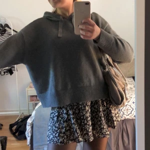 Stickad hoodie - Säljer min stickade hoodie från hm! Köpte förra året, den är i fint skick. Jätteskön och kliar inte.