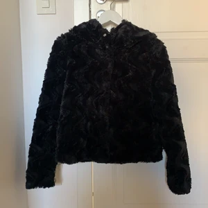Pälsjacka från Vero Moda  - En jätte fin pälsjacka från Vero Moda i storlek S, köparen står för frakten! Nypris är 549 ⭐️