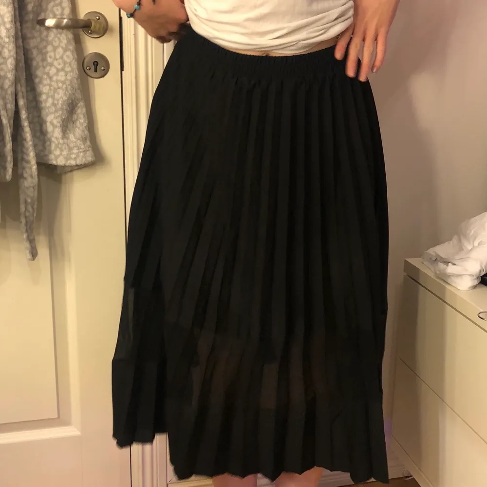 En gullig plisserad svart kjol med mesh runt en bit på nedre delen av kjolen, en fin och unik detalj. I bra skick! Köparen står för frakten🖤. Kjolar.