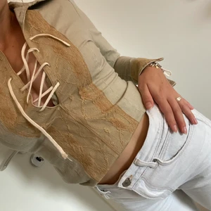 Vintage skjorta  - Snygg vintage skjorta i mycket fint skick! Snörningen går att ha både hårdare och lösare beroende på vad man gillar🌟🌟🌟pris exklusive frakt annars kan jag mötas upp i Lund! 